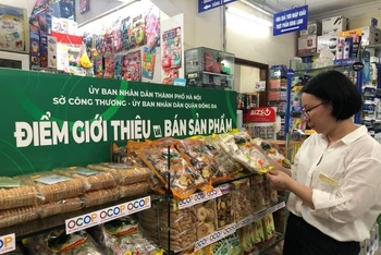Người tiêu dùng mua sắm các sản phẩm OCOP tại điểm bán tại siêu thị Hoàng Cầu.