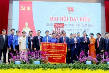 Lãnh đạo tỉnh Lâm Đồng tặng bức trướng chúc mừng Đại hội.