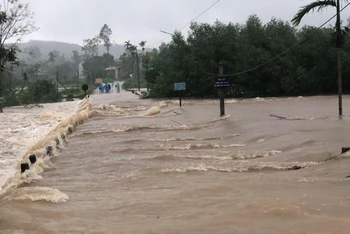 Tuyến đường qua xã Quế Phong (Quế Sơn) ngập nước, nên dựng rào chắn không cho người qua lại.