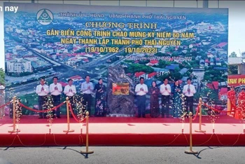 Các đại biểu thực hiện nghi thức gắn biển đường Việt Bắc giai đoạn 2 - 1 trong 2 công trình chào mừng 60 năm thành lập thành phố Thái Nguyên. 