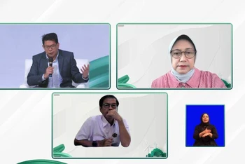 Ông Fabby Tumiwa (trên cùng bên trái), bà Vivi Yuliawati (trên cùng bên phải), ông Rida Mulyana (hàng dưới) đang tham gia Talk Show online cùng phóng viên các nước với chủ đề "Mục tiêu tham vọng mới của quá trình chuyển đổi năng lượng của Indonesia để đạt được mục tiêu NZE của Indonesia" tại ISEW 2022. 