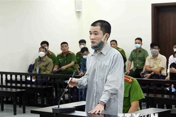 Bị cáo Nguyễn Trung Huyên khai báo trước tòa. (Ảnh: Phạm Kiên/TTXVN)