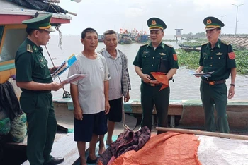 Cán bộ, chiến sĩ Đồn Biên phòng Cửa Lân (huyện Tiền Hải, tỉnh Thái Bình) tuyên truyền pháp luật cho ngư dân xã Nam Thịnh.