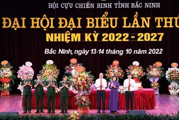 Các đồng chí lãnh đạo tỉnh Bắc Ninh tặng hoa chúc mừng Đại hội.