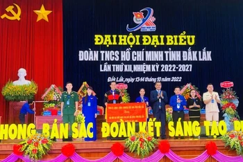Tặng bức trướng cho Đại hội Đoàn Thanh niên Cộng sản Hồ Chí Minh tỉnh Đắk Lắk lần thứ XII, nhiệm kỳ 2022-2027.