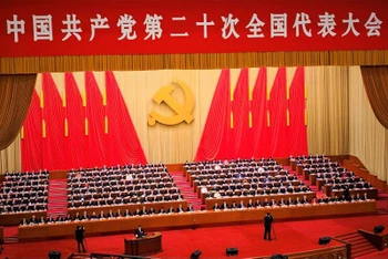 Toàn cảnh phiên khai mạc Đại hội XX của Đảng Cộng sản Trung Quốc.