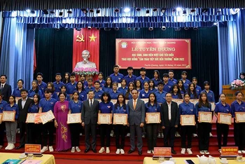 Lãnh đạo tỉnh Tuyên Quang và Hội khuyến học tỉnh chụp ảnh lưu niệm cùng các tân sinh viên được nhận học bổng “Tân Trào tiếp sức đến trường”.