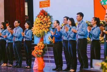 Đại diện lãnh đạo Thành ủy Thành phố Hồ Chí Minh tặng hoa chúc mừng Đại hội đại biểu Đoàn Thanh niên Cộng sản Hồ Chí Minh Thành phố Hồ Chí Minh lần thứ 11, nhiệm kỳ 2022-2027.