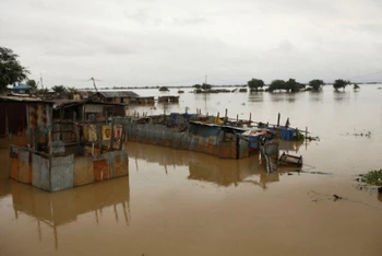 Một trạm xăng ở thành phố Lokoja, thủ phủ bang Kogi, Nigeria, chìm giữa biển nước, ngày 13/10. (Ảnh: Reuters)