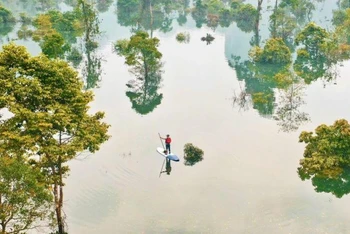 Chèo thuyền kayak trong mùa lũ lụt ở Quảng Bình (Ảnh: Oxalis)