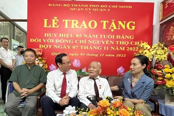 Đồng chí Nguyễn Văn Nên, Ủy viên Bộ Chính trị, Bí thư Thành ủy Thành phố Hồ Chí Minh hỏi thăm sức khỏe đồng chí Nguyễn Thọ Chân.