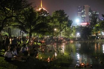 Người dân thả các đèn hoa đăng làm bằng bè chuối trên các con sông trong lễ Loy Krathong. (Ảnh: Reuters)