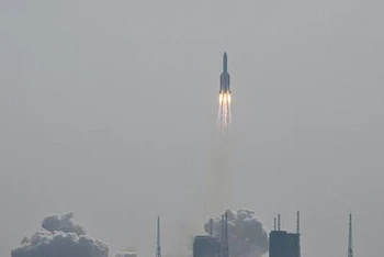 Tên lửa đẩy Trường Chinh 5B Y4, mang theo module Mộng Thiên rời bệ phóng tại bãi phóng Văn Xương, tỉnh Hải Nam, miền Nam Trung Quốc ngày 31/10/2022. (Ảnh: THX/TTXVN)