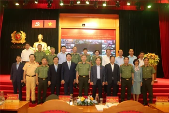 Đại tướng Tô Lâm, Ủy viên Bộ Chính trị, Bí thư Đảng ủy Công an Trung ương, Bộ trưởng Công an chụp ảnh lưu niệm cùng các đồng chí tham dự buổi lễ.