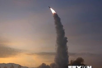 Một vụ phóng thử tên lửa do đơn vị tác chiến hạt nhân chiến thuật thuộc Quân đội Nhân dân Triều Tiên tiến hành. (Ảnh: AFP/TTXVN)