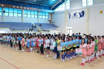 Giải bóng đá nữ công nhân viên chức lao động tỉnh Quảng Ngãi lần thứ I-năm 2022 thu hút 21 đội bóng với gần 250 vận động viên. 