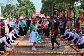 Múa xòe của người Mường, xã La Lâu, huyện Chư Prông. 