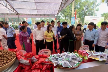 Các đại biểu thăm quan gian hàng đặc trưng của huyện Yên Thế.