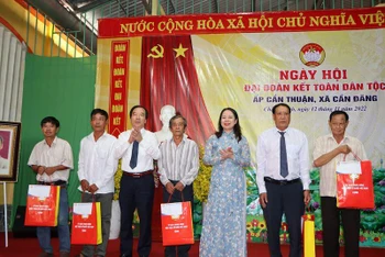 Đồng chí Võ Thị Ánh Xuân, đồng chí Ngô Sách Thực tặng quà cho hộ gia đình chính sách.