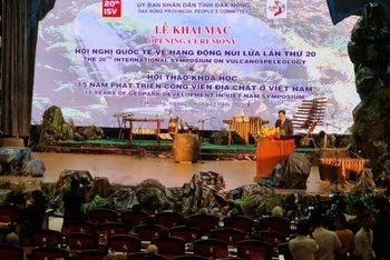 Chủ tịch Ủy ban nhân dân tỉnh Đắk Nông Hồ Văn Mười phát biểu Khai mạc Hội nghị quốc tế về Hang động núi lửa lần thứ 20 và Hội thảo khoa học “15 năm phát triển Công viên địa chất ở Việt Nam”.