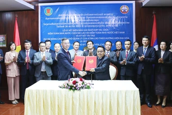 Ký kết hợp tác giai đoạn 2022-2027 giữa Kiểm toán nhà nước Việt Nam và Cơ quan Kiểm toán nhà nước Lào. (Ảnh: Trịnh Dũng)