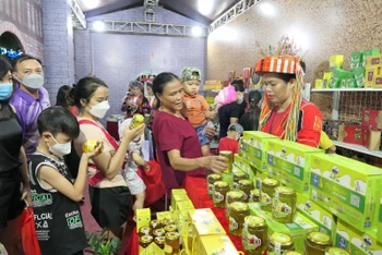 Người dân tham quan gian hàng giới thiệu sản phẩm OCOP tỉnh Hà Giang.