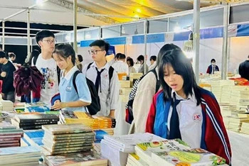 Hội sách Quảng Ninh năm 2022 thu hút đông đảo các học sinh, sinh viên đến tham quan và mua sách.