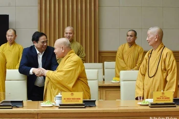 Thủ tướng Phạm Minh Chính tiếp đón các đại biểu. 