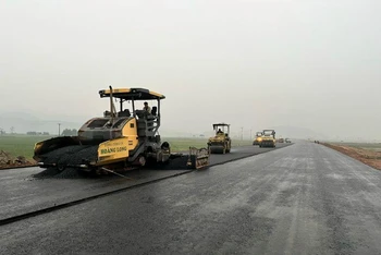 Các nhà thầu tranh thủ thời tiết thuận lợi tiến hành thảm bê-tông nhựa mặt đường cao tốc bắc-nam.