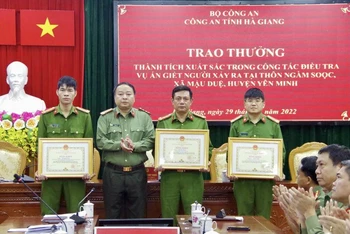Đại tá Phan Huy Ngọc, Giám đốc Công an tỉnh Hà Giang trao bằng khen của Ủy ban Nhân dân tỉnh cho các tập thể, cá nhân. 