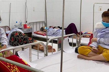 Các bệnh viện ở Quảng Bình kê thêm giường để điều trị bệnh nhân sốt xuất huyết.