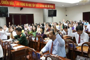 Các đại biểu Hội đồng nhân dân tỉnh Đồng Nai biểu quyết thông qua nghị quyết tại kỳ họp.