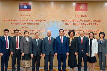 Đồng chí Nguyễn Trọng Nghĩa và đồng chí Khamphanh Pheuyavong (đứng thứ 5 từ trái qua) và các đại biểu tại Hội đàm. 