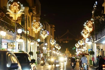 Các loại đèn trang trí đường phố tại Hà Nội hiện đại, gọn nhẹ, nhưng đậm yếu tố truyền thống.