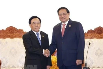 Thủ tướng Phạm Minh Chính và Thủ tướng Lào Phankham Viphavanh. (Ảnh: TTXVN)