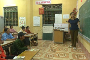 Một lớp học xóa mù chữ ở huyện Chợ Đồn, Bắc Kạn. (Ảnh: NGỌC TÚ)