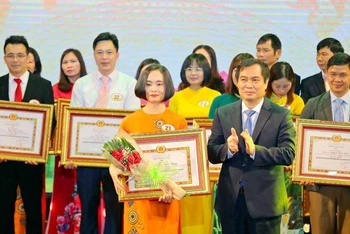 Phó Trưởng Ban Tuyên giáo Trung ương Phan Xuân Thủy trao giải nhất cho thí sinh Lê Thị Tuyết Nhung.