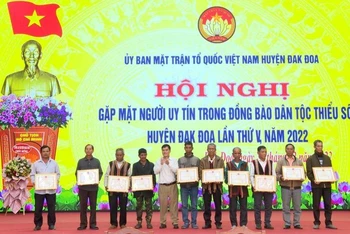 Lãnh đạo huyện Đắk Đoa tặng giấy khen cho 12 cá nhân người có uy tín tiêu biểu.