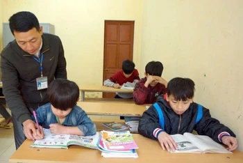 Dạy học cho trẻ tại Cơ sở Bảo trợ xã hội tỉnh Bắc Kạn. (Ảnh: Hoàng Vũ)