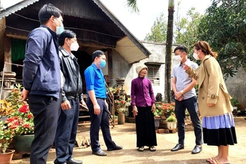 Cán bộ, đảng viên xã Ea Bhốk, huyện Cư Kuin, tỉnh Đắk Lắk tuyên truyền, vận động đồng bào dân tộc thiểu số nâng cao ý thức phòng chống dịch bệnh, bảo vệ sức khỏe cộng đồng.