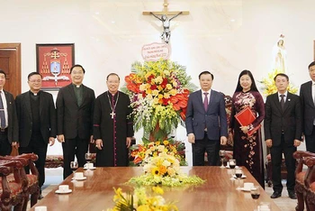 Bí thư Thành uỷ Hà Nội Đinh Tiến Dũng trao tặng lẵng hoa tặng Toà Tổng giám mục Hà Nội nhân dịp lễ Giáng sinh 2022.
