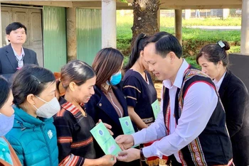 Lãnh đạo Bảo hiểm xã hội Việt Nam trao sổ Bảo hiểm xã hội, thẻ Bảo hiểm y tế đến bà con xã Biển Hồ. 