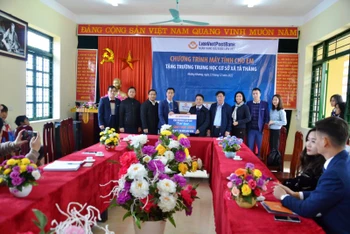 Trao tặng 20 bộ máy tính cho Trường PTDTBT Trung học cơ sở Tả Thàng.