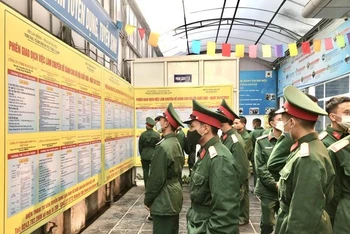 Lực lượng quân nhân sắp hoàn thành nghĩa vụ quân sự tìm hiểu thông tin tuyển dụng lao động tại Sàn Giao dịch việc làm 215 phố Trung Kính, quận Cầu Giấy, Hà Nội. (Ảnh: Minh Anh)