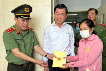 Thứ trưởng Lê Quốc Hùng tặng quà cho đại diện gia đình Đại úy Nguyễn Thế Đức.