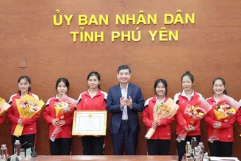 Chủ tịch Ủy ban nhân dân tỉnh Phú Yên Tạ Anh Tuấn tặng bằng khen cho đội Aerobic đoạt Huy chương Vàng tại Đại hội Thể thao toàn quốc lần thứ IX năm 2022.
