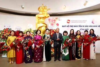 Ban Chủ nhiệm Câu lạc bộ Di sản áo dài Việt Nam ra mắt tại buổi lễ.