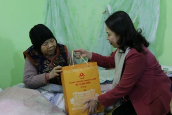 Phó Chủ tịch nước Võ Thị Ánh Xuân, thăm tặng quà mẹ Việt Nam anh hùng Nguyễn Thị Kim.