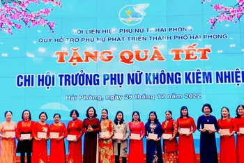 Trao quà Tết Quý Mão tặng 461 chi hội trưởng phụ nữ có hoàn cảnh khó khăn.