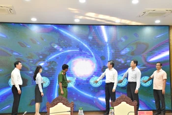 Lãnh đạo tỉnh Kiên Giang thực hiện nghi thức vận hành hệ thống thông tin giải quyết thủ tục hành chính và kết nối cơ sở dữ liệu Quốc gia về dân cư. 